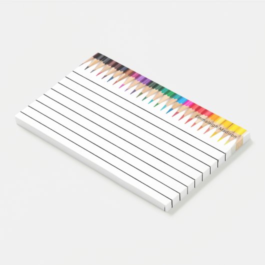 Kleurrijke monogramed gekleurde potloden gevoerd post-it® notes (Schuin)