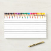 Kleurrijke monogramed gekleurde potloden gevoerd post-it® notes (Op bureau)