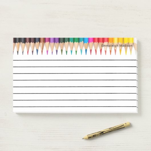Kleurrijke monogramed gekleurde potloden gevoerd post-it® notes (Op bureau)
