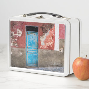 Kleurrijke muur met blauwe deur