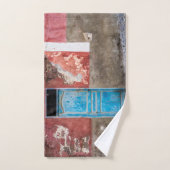 Kleurrijke muur met blauwe deur bad handdoek (Handdoek)