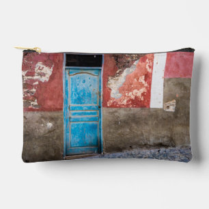 Kleurrijke muur met blauwe deur etui