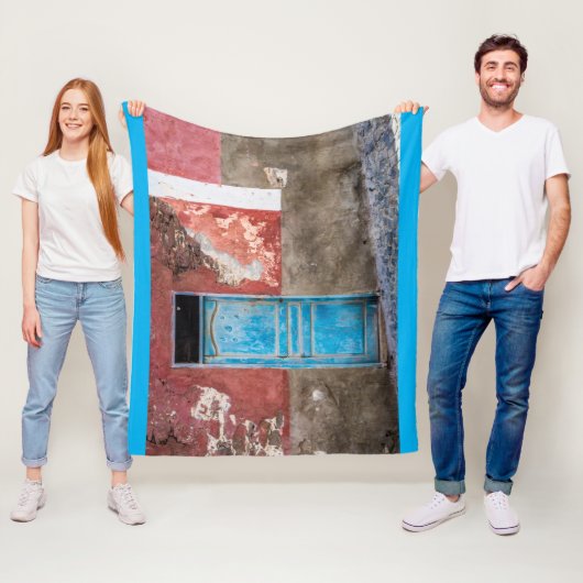 Kleurrijke muur met blauwe deur fleece deken (In situ)