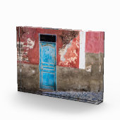 Kleurrijke muur met blauwe deur fotoblokken (Rechts)