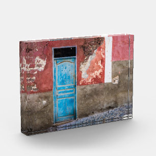 Kleurrijke muur met blauwe deur fotoblokken