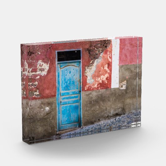 Kleurrijke muur met blauwe deur fotoblokken (Links)