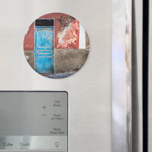 Kleurrijke muur met blauwe deur magneet