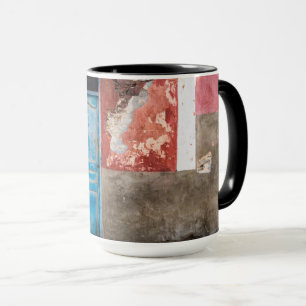 Kleurrijke muur met blauwe deur mok
