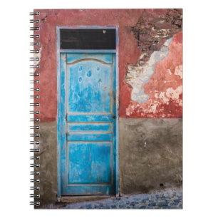 Kleurrijke muur met blauwe deur notitieboek