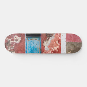 Kleurrijke muur met blauwe deur persoonlijk skateboard