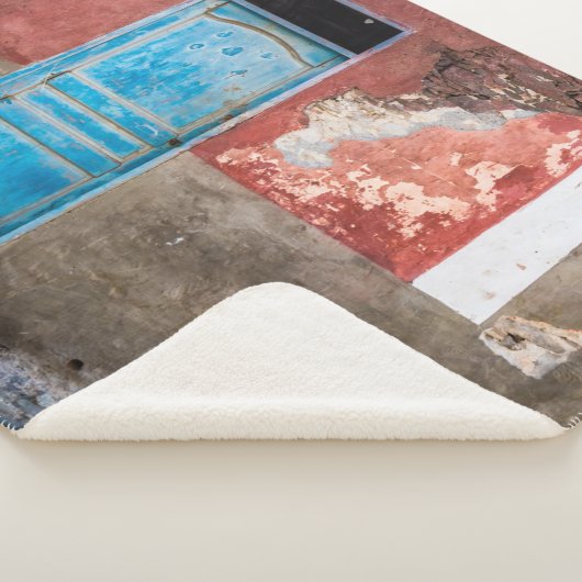 Kleurrijke muur met blauwe deur sherpa deken (3/4)