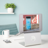 Kleurrijke muur met blauwe deur sticker (Laptop op bureau)