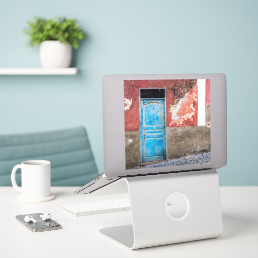 Kleurrijke muur met blauwe deur sticker (Laptop op bureau)