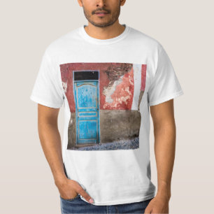 Kleurrijke muur met blauwe deur t-shirt