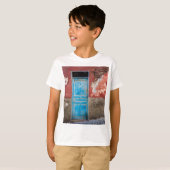 Kleurrijke muur met blauwe deur t-shirt (Voorkant volledig)