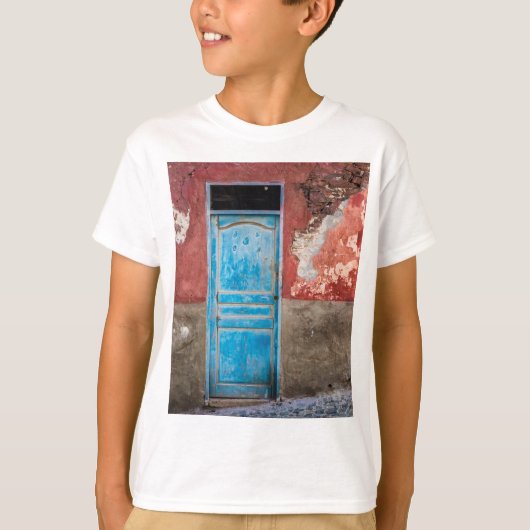 Kleurrijke muur met blauwe deur t-shirt (Voorkant)