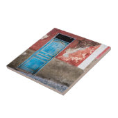 Kleurrijke muur met blauwe deur tegeltje (Zijkant)