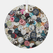 Kleurrijke naaiknopen, natuurlijke stoffenachtergr glas ornament (Achterkant)