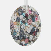 Kleurrijke naaiknopen, natuurlijke stoffenachtergr glas ornament (Voorkant Rechts)