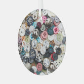 Kleurrijke naaiknopen, natuurlijke stoffenachtergr glas ornament (Voorkant links)