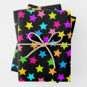 Kleurrijke neon sterren op zwart inpakpapier vel (In situ)