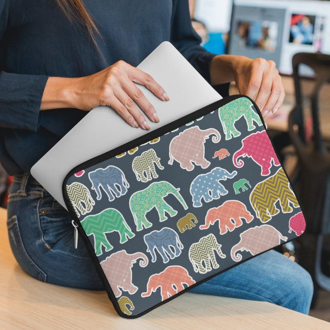 kleurrijke olifanten, patroon van olifanten, zigza laptop sleeve (Creator heeft geüpload)
