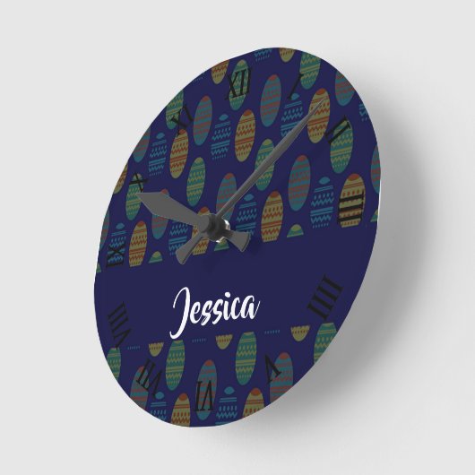 Kleurrijke oostereieren op blauw ronde klok (Hoek)