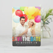Kleurrijke Opvallende Tekst Moderne Zomer Regenboo Save The Date (Staand voorkant)