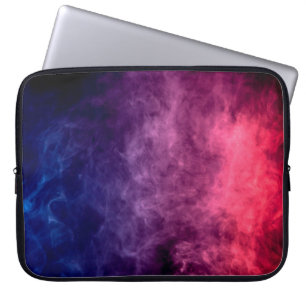 Kleurrijke paarse en blauwe rookwolken op de donke laptop sleeve