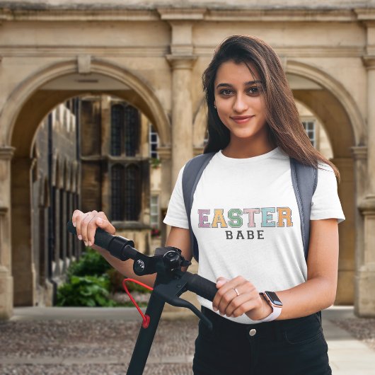 Kleurrijke paasachtige stijltekst op wit t-shirt