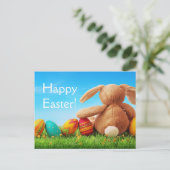 Kleurrijke paaseieren en konijn op groen gras feestdagenkaart (Staand voorkant)