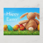 Kleurrijke paaseieren en konijn op groen gras feestdagenkaart (Voorkant)