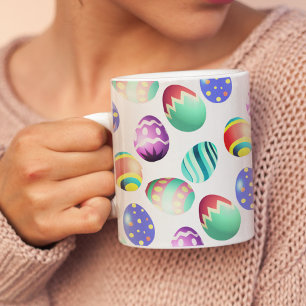 Kleurrijke paasontkleurde eitjes met moderne tijd koffiemok