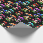 Kleurrijke paddenstoelen op zwarte achtergrond cadeaupapier (Hoek)