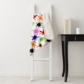 Kleurrijke Paint Spletters Patroon in Wit Sherpa Deken (In situ)