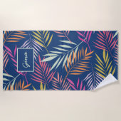Kleurrijke Palm Tropische Bladeren op Donkerblauw Strandlaken (Voorkant)