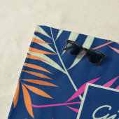 Kleurrijke Palm Tropische Bladeren op Donkerblauw Strandlaken (In situ)