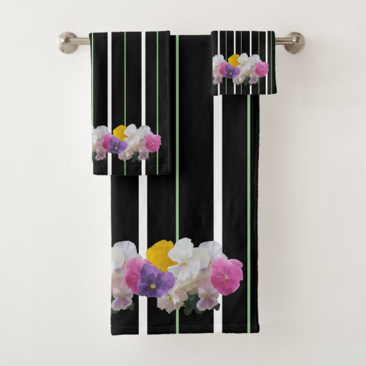 Kleurrijke pansieën en oude stropen bad handdoek (Insitu)