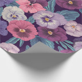 Kleurrijke pansies op diep violet cadeaupapier (Hoek)