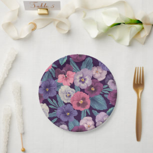 Kleurrijke pansies op diep violet papieren bordje