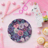 Kleurrijke pansies op diep violet papieren bordje (Feest)