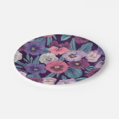 Kleurrijke pansies op diep violet papieren bordje (Gekanteld)