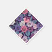 Kleurrijke pansies op diep violet servet (Hoek)