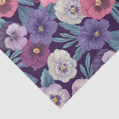 Kleurrijke pansies op diep violet tissuepapier (Detail)