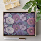 Kleurrijke pansies op diep violet tissuepapier (Geschenk)