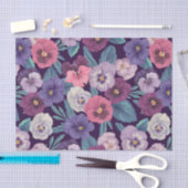 Kleurrijke pansies op diep violet tissuepapier (Craft)
