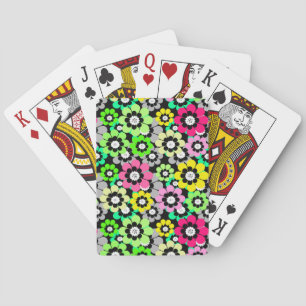 Kleurrijke papieren gesneden bloemen op zwarte ach pokerkaarten