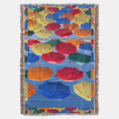 Kleurrijke paraplu's in de hemel blauw oranje rood deken (Voorkant Verticaal)