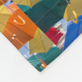 Kleurrijke paraplu's in de hemel blauw oranje rood fleece deken (Hoek)