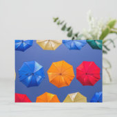 Kleurrijke paraplu's in de hemel blauw oranje rood kaart (Staand voorkant)